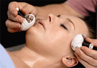 Massage-Anleitung für die Kräuterstempelmassage im Gesicht